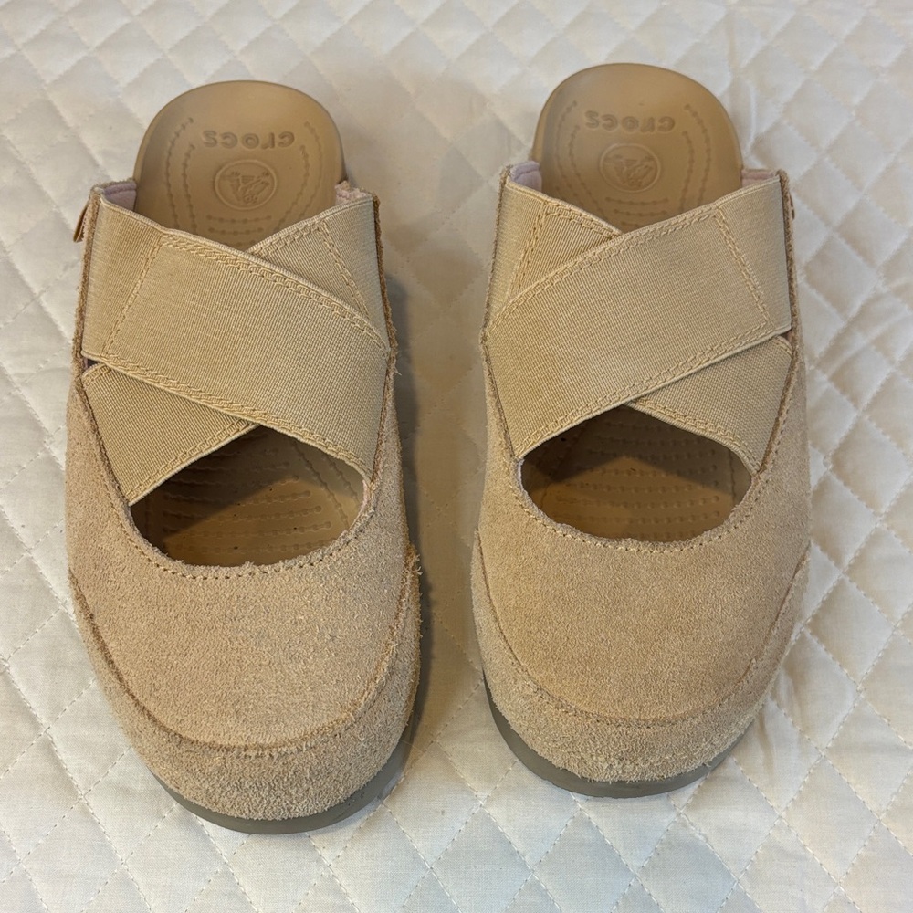 Crocs Edie Crossover Suede Slip
On Mary Jane Mules Shoes
Women Sz 6
